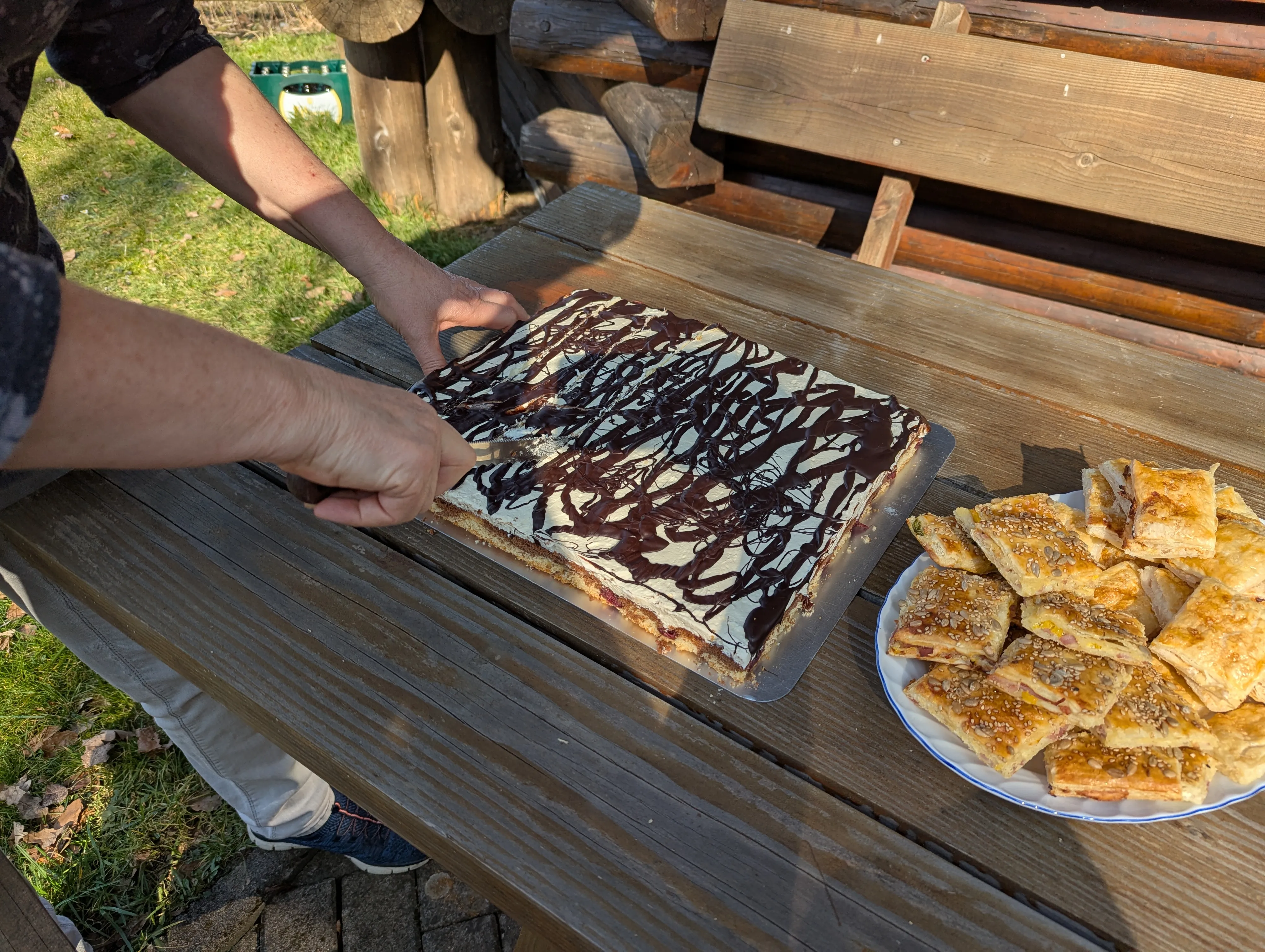 Kuchen und Gebäck auf einem Tisch zur Stärkung beim Arbeitseinsatz