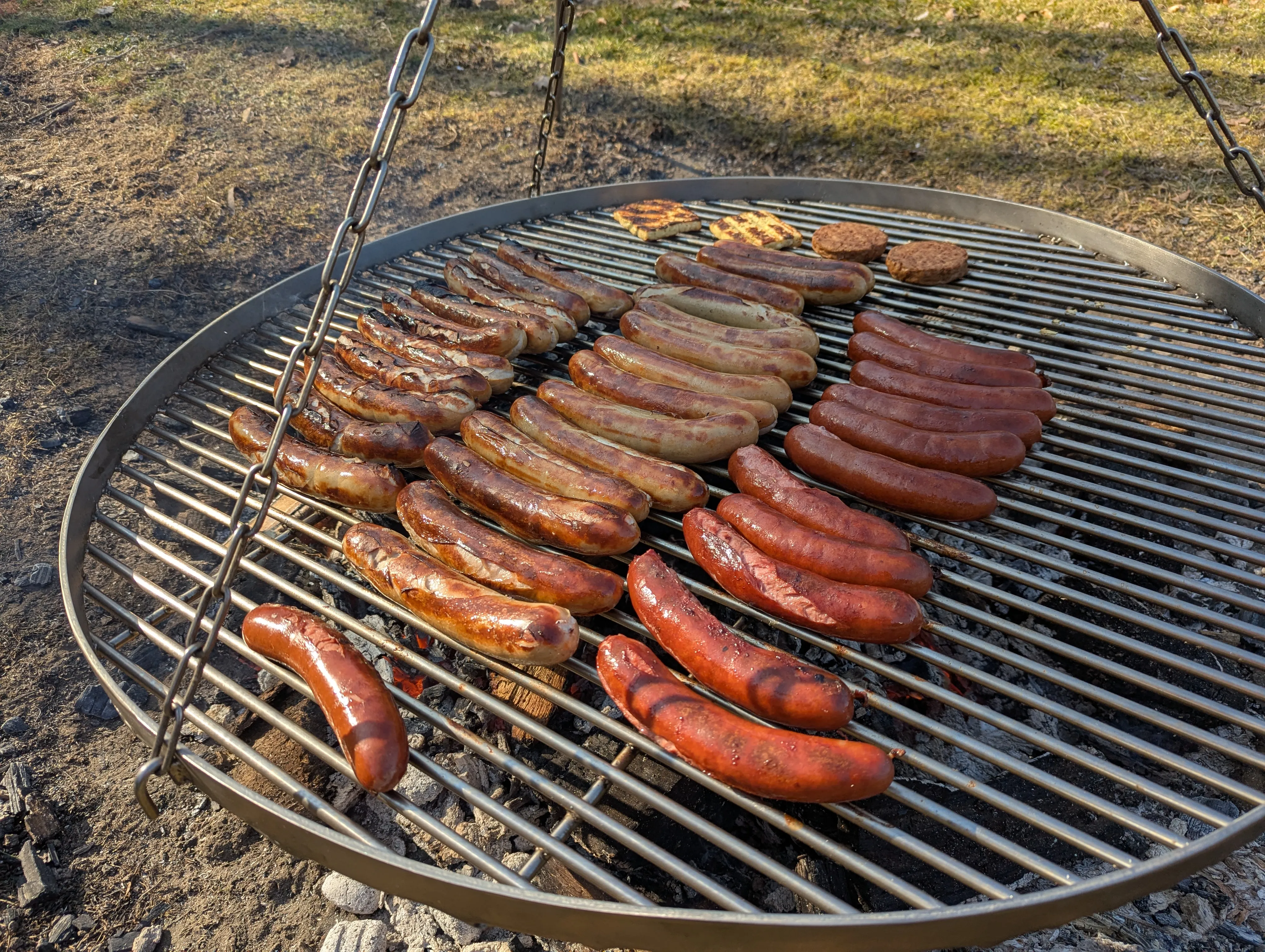 Würstchen auf dem Schwenkgrill
