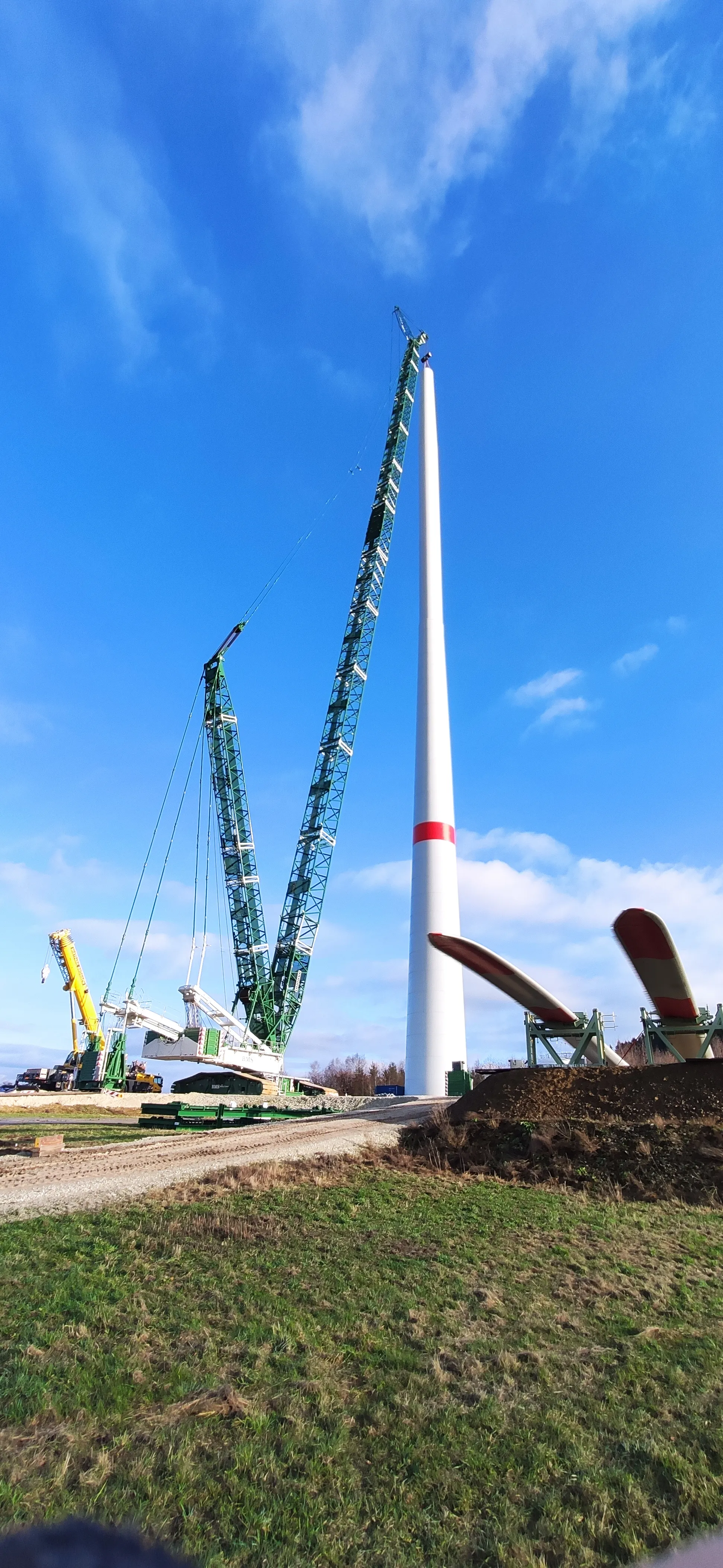 Aufbau einer Windkraftanlage mit großen Kränen