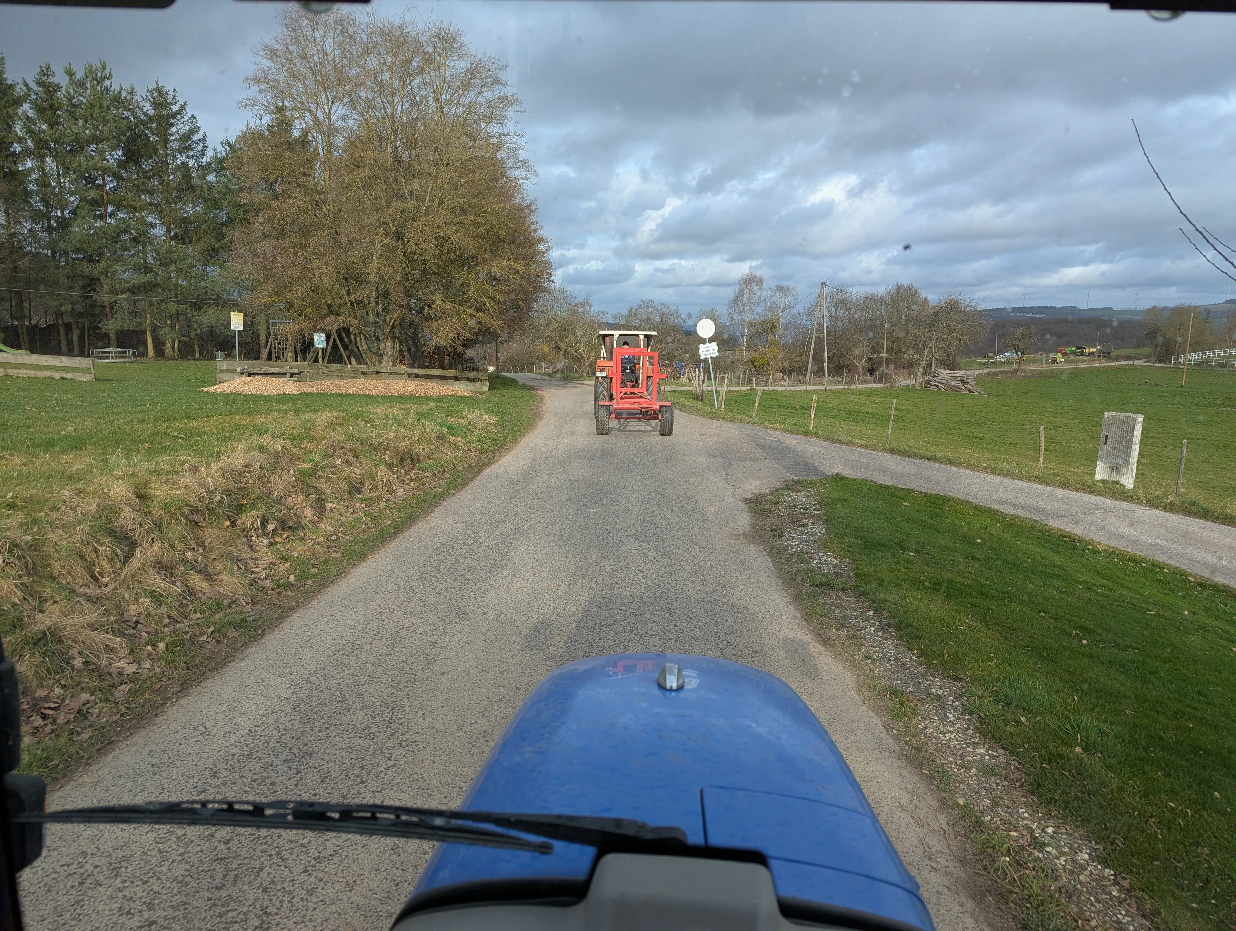 Dorfbewohner auf dem Weg in den Wald, um Brennholz zu holen