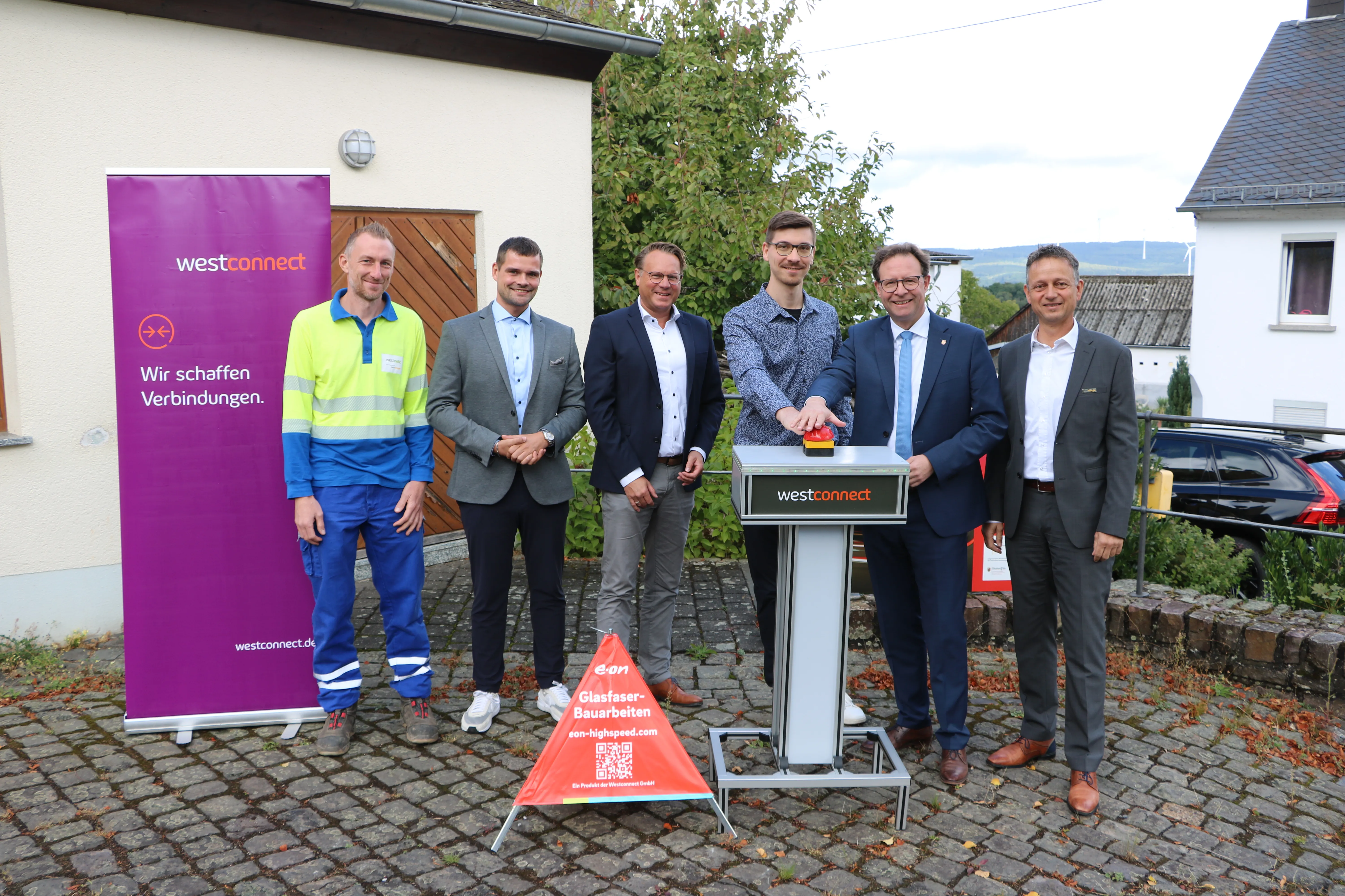 Landrat Hacketal, Ortsbürgermeister Jungbluth und Vertreter der Firma Westconnect nehmen das Glasfasernetz in Betrieb