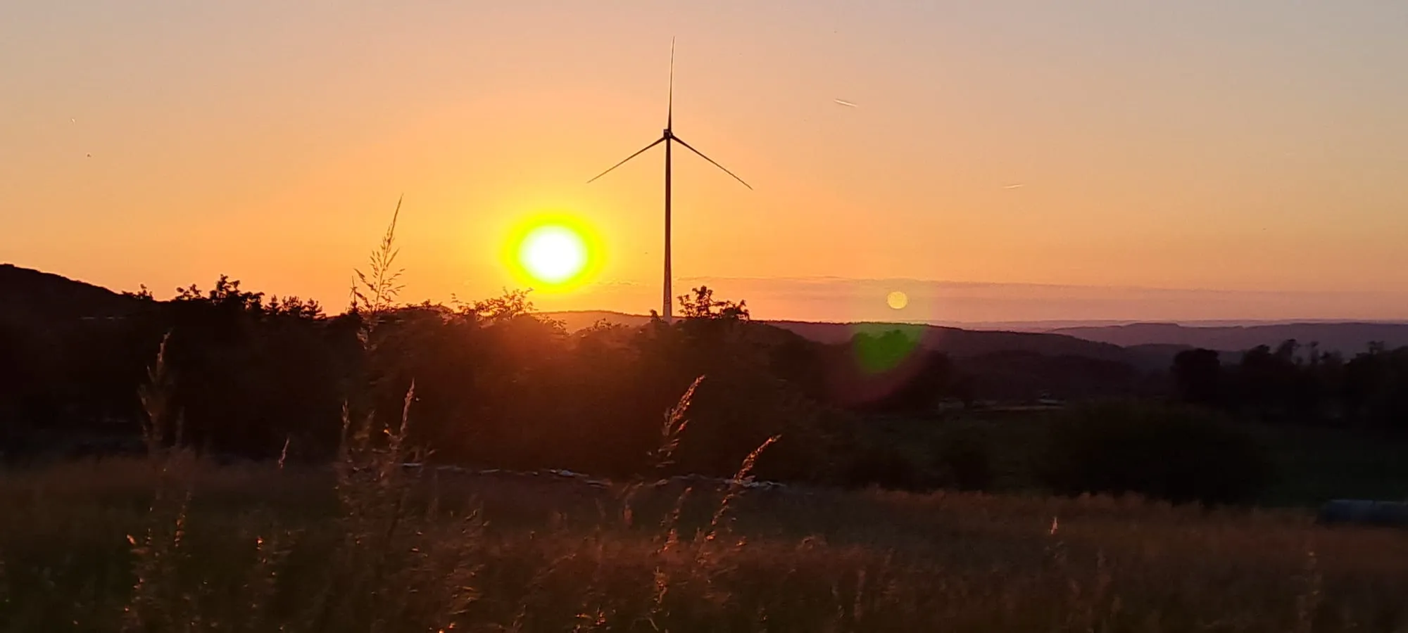 Die zweite Windenergieanlage vor dem Sonnenuntergang